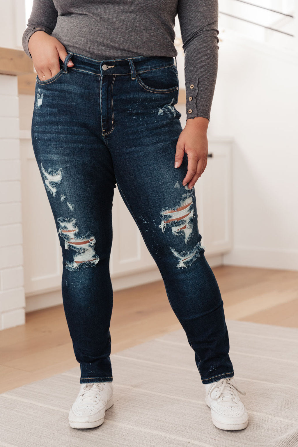 Judy Blue Mid Rise Bleach Splash Distressed Boyfriend Jeans