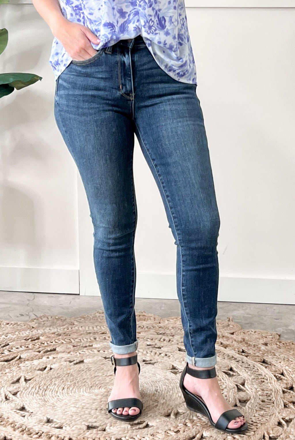 Judy Blue Mid Rise Classic Handsand Non Distressed Skinny Jeans