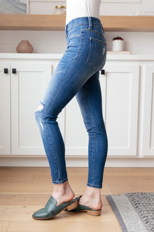 Judy Blue Mid Rise Distressed Skinny Pull On Jegging Jean