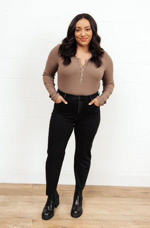 Risen High Waist Mom Fit Jeans In Black