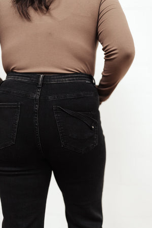 Risen High Waist Mom Fit Jeans In Black