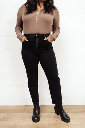 Risen High Waist Mom Fit Jeans In Black