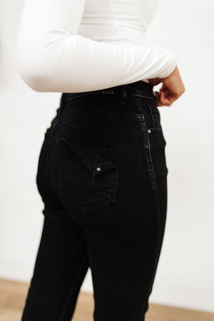 Risen High Waist Mom Fit Jeans In Black